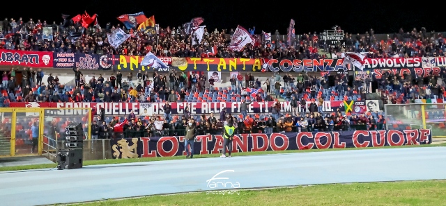 I tifosi del Cosenza in curva Nord derby (foto Farina)
