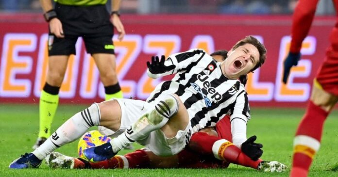 Chiesa subisce un duro colpo durante Roma - Juventus (foto da Eurosport.com)