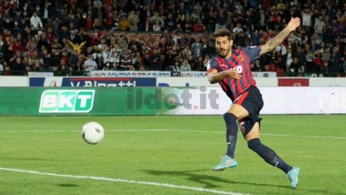 Larrivey gol in Cosenza - Vicenza (foto Farina)
