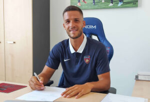 Meroni firma il contratto (foto IlCosenza.it)