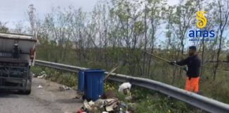 Calabria Anas: raccolta rifiuti abbandonati lungo la SS106 2 ‘Jonica’ Calabria Anas raccolta rifiuti abbandonati lungo la SS106 2 'Jonica'