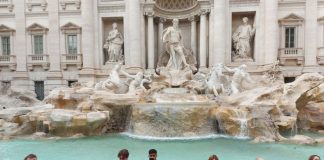 Roma, nuovo blitz degli ambientalisti: liquido nero nella fontana di Trevi Fontana di Trevi