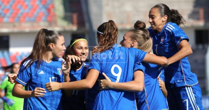 L' Italia U17 Femminile festeggia il passaggio al Round 2 (foto Michele De Marco)