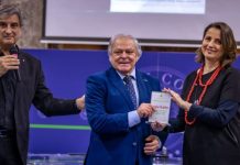 Cosenza, presentato il libro del medico Sergio Filippo: “Tocchi di colore sulla tela della vita” Cosenza, presentato il libro del medico Sergio Filippo Tocchi di colore sulla tela della vita