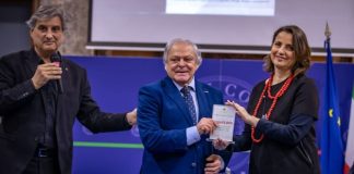 Cosenza, presentato il libro del medico Sergio Filippo: “Tocchi di colore sulla tela della vita” Cosenza, presentato il libro del medico Sergio Filippo Tocchi di colore sulla tela della vita