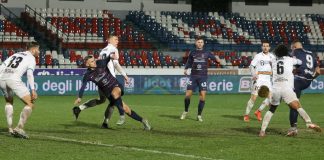 Cosenza-Venezia 4-2, il tabellino del match Gennaro Tutino scocca il destro che gli vale la tripletta in Cosenza-Venezia (foto Francesco Farina)