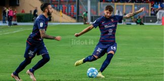 Cosenza, può tornare Praszelik. Salutano Meroni e Calò? Giacomo Calò con la maglia del Cosenza (foto Francesco Farina)
