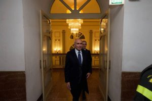 Il Sindaco Franz Caruso arriva in teatro per il concerto