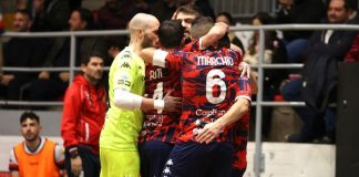 Futsal: alla Pirossigeno Cosenza lo scontro salvezza con Ciampino La gioia dei lupi del futsal (foto Michele De Marco)