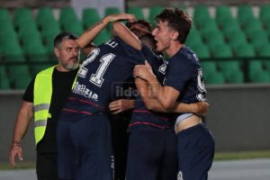 Zilli festeggiato dai compagni dopo il gol all'Ascoli (foto Mannarino)