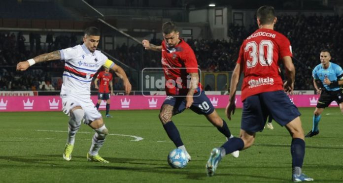 Forte al tiro durante Cosenza-Sampdoria (foto Francesco Farina)