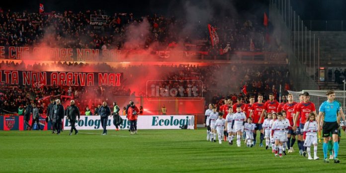 L'ingresso in campo di Cosenza e Sampdoria (foto Francesco Farina)