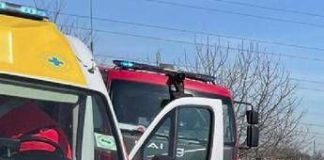 Scontro tra bus pieno di studenti e un’auto ad Arignano, un morto e una ventina di contusi