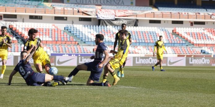 Una fase di Cosenza-Pisa (foto Francesco Farina)