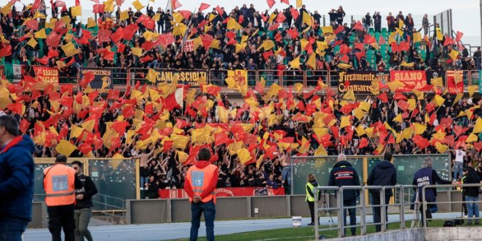 I tifosi del Catanzaro al Marulla (foto Francesco Farina) I tifosi del Catanzaro al Marulla (foto Francesco Farina)