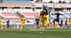 Il colpo di testa di Crespi in Cosenza-Cittadella, Serie B
