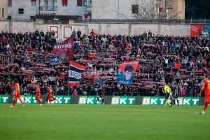 La curva sud piena nel derby tra Cosenza e Catanzaro (foto Francesco Farina)