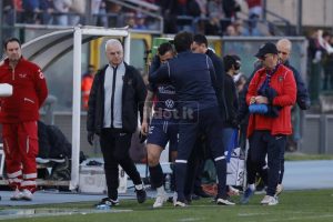 Le lacrime di Tutino dopo il cambio per infortunio (foto Francesco Farina)