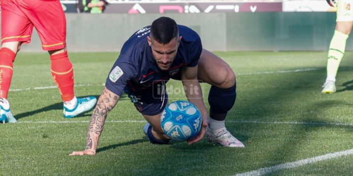 Tutino nell'azione dell'infortunio (foto Francesco Farina)