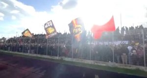 I tifosi del Catanzaro incitano la squadra alla vigilia del derby (foto catanzaroinforma.it)