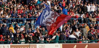 Cosenza attiva la modalità “fare quadrato” I tifosi del Cosenza durante il derby (foto Francesco Farina)