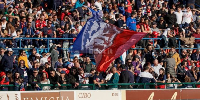 I tifosi del Cosenza durante il derby (foto Francesco Farina)