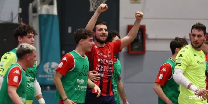 La gioia di Antonio Marano della Pirossigeno Cosenza U19 dopo il gol (foto Michele De Marco)