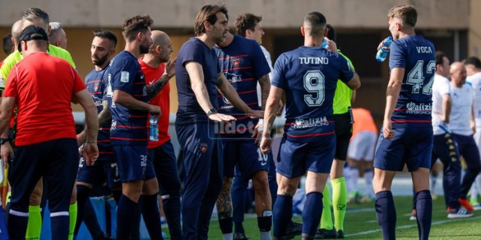 Le indicazioni di mister Viali durante Cosenza-Brescia (foto Francesco Farina)