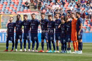 L'undici rossoblù sceso in campo contro il Brescia (foto Francesco Farina)