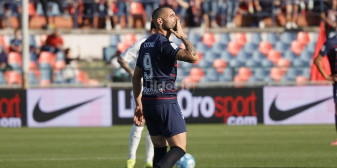 Tutino autore dell'1-1 in Cosenza-Palermo (foto Francesco Farina)