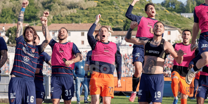 La squadra festeggia al termine di Cosenza-Bari (foto Farina)