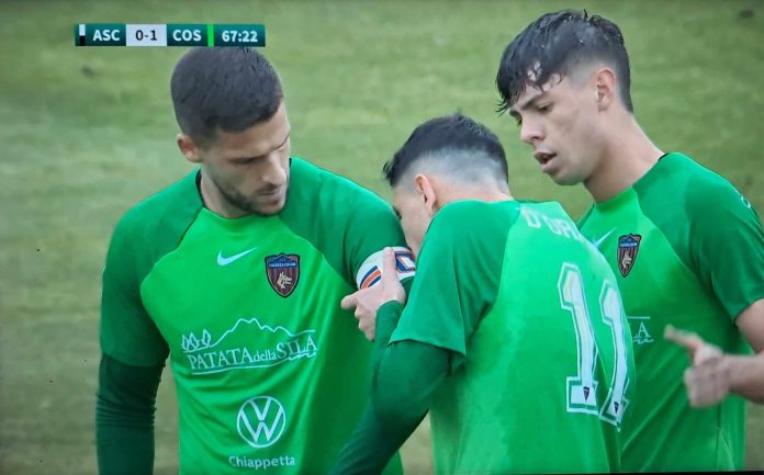 D'Orazio che bacia la fascia da capitano (ph DAZN)