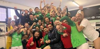 Cosenza setteBellezze: salvezza matematica e pensieri osceni La gioia di squadra e staff rossoblù a salvezza conquistata (foto pagina Facebook Cosenza Calcio)
