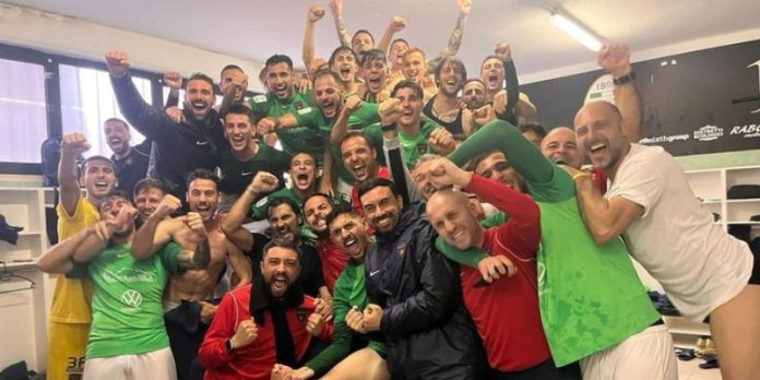 La gioia di squadra e staff rossoblù a salvezza conquistata (foto pagina Facebook Cosenza Calcio)