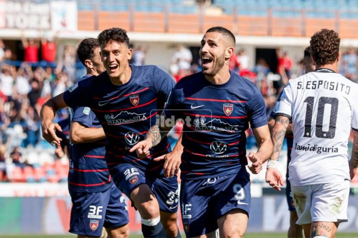 L'esultanza di Tutino dopo lo splendido gol di tacco allo Spezia (foto Francesco Farina)