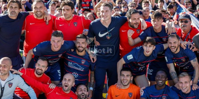Squadra e membri dello staff del Cosenza (foto Francesco Farina)