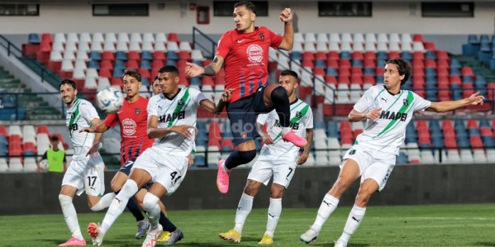 Un momento di Cosenza-Sassuolo di Coppa Italia. Sfida che si riproporrà nella prossima Serie B (foto Mannarino)