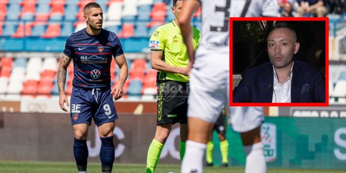 Gennaro Tutino e l'agente Mario Giuffredi (foto Francesco Farina)