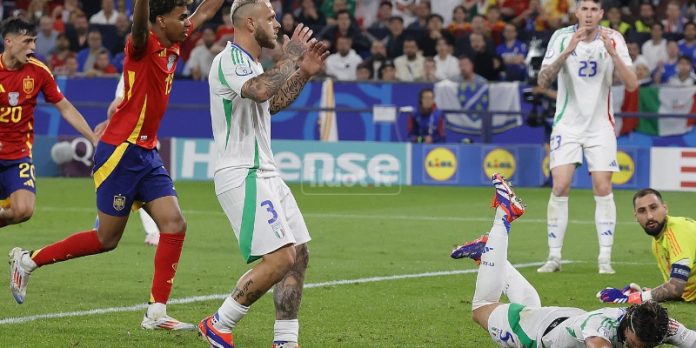 L'autogol di Calafiori che decide Spagna-Italia (foto Francesco Farina)