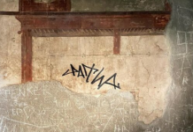 Ercolano, turista olandese “firma” un’antica domus. Denunciato Turista olandese "firma" un'antica domus di Ercolano