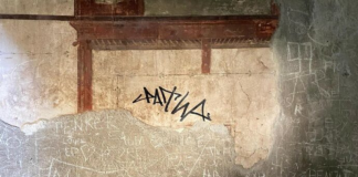 Ercolano, turista olandese “firma” un’antica domus. Denunciato Turista olandese "firma" un'antica domus di Ercolano