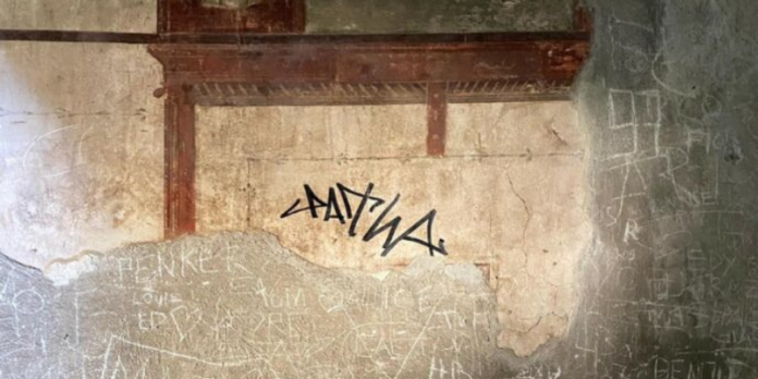 Turista olandese "firma" un'antica domus di Ercolano