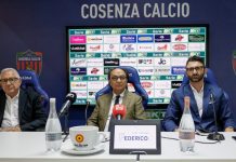 Il Cosenza sta retrocedendo nell’apatia e indifferenza generale Ursino, Guarascio e Delvecchio, DG e DS del Cosenza, in conferenza stampa (foto Francesco Farina)