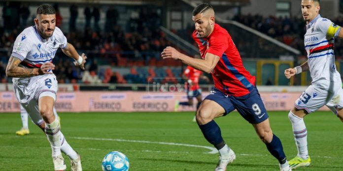 Gennaro Tutino in Cosenza-Sampdoria della scorsa stagione (foto Francesco Farina)