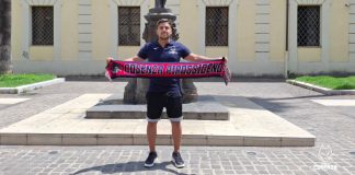 Futsal, la Pirossigeno Cosenza piazza un altro colpo: ecco Jefferson Jefferson posa con la sciarpa rossoblù