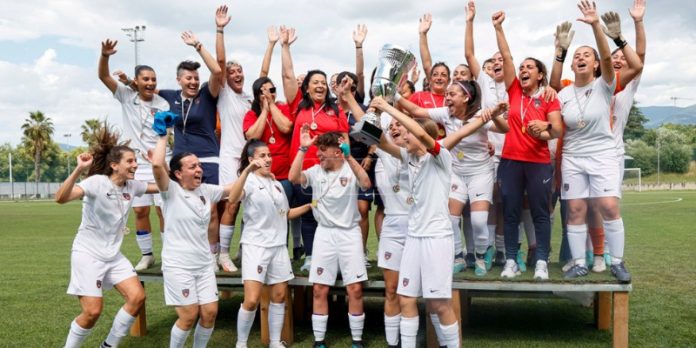 Le lupe del Cosenza femminile alzano la coppa della vittoria del campionato di Eccellenza (foto Francesco Farina)