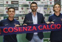 Delvecchio presenta Rizzo Pinna e Ciervo: “Vengono a Cosenza con entusiasmo” Rizzo Pinna, il ds Delvecchio e Ciervo con la sciarpa del Cosenza (foto Francesco Farina)