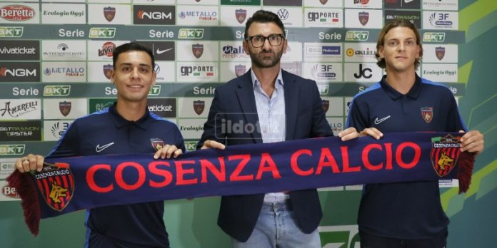 Rizzo Pinna, il ds Delvecchio e Ciervo con la sciarpa del Cosenza (foto Francesco Farina)