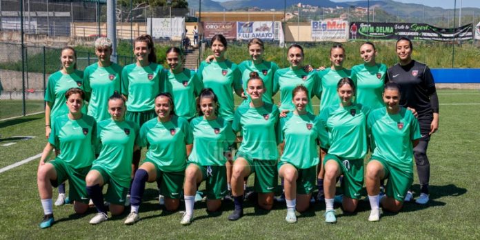 Una formazione del Cosenza femminile (foto Francesco Farina)