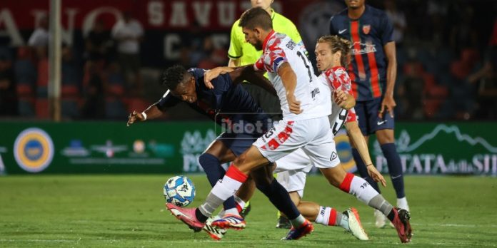 Kouan difende un pallone durante Cosenza-Cremonese (foto Michele De Marco)